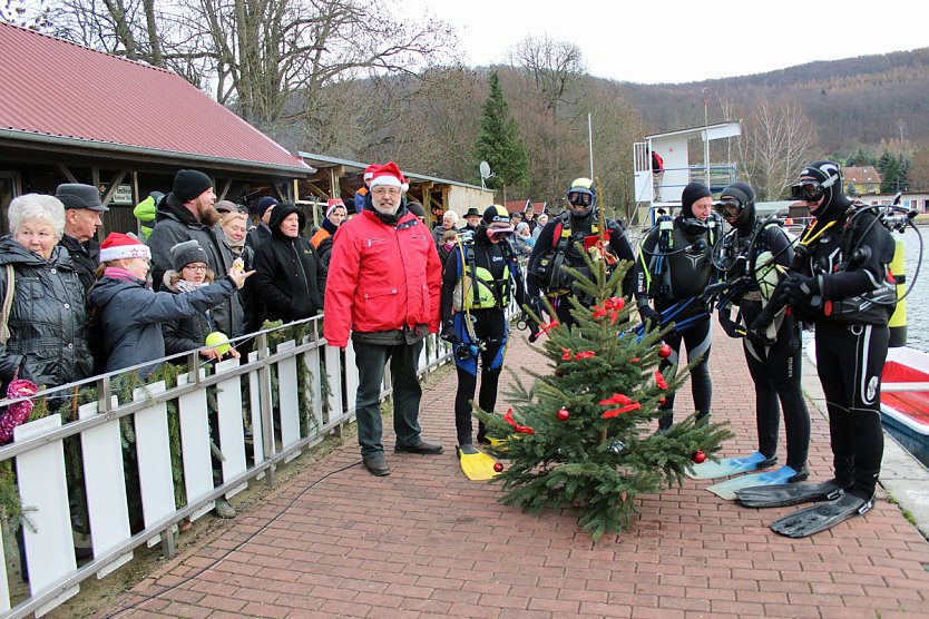 Weihnachtstauchen am Bebraer Teich (Foto: Karl-Heinz Herrmann) Weihnachtstauchen am Bebraer Teich (Foto: Karl-Heinz Herrmann)