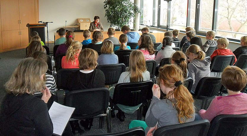 Viertklässler zu Besuch im Landtag in Erfurt (Foto: Wahlkreisbüro Gudrun Holbe) Viertklässler zu Besuch im Landtag in Erfurt (Foto: Wahlkreisbüro Gudrun Holbe)