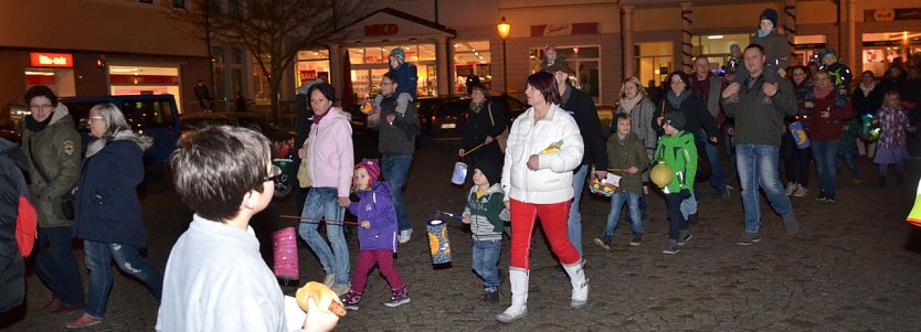 Hundert und mehr Meter lang waren die Laternenumz&uuml;ge, die im Sternmarsch zum Markt f&uuml;hrten, wo der Nikolaus erwartet wurde. (Foto: Jochen Miche)