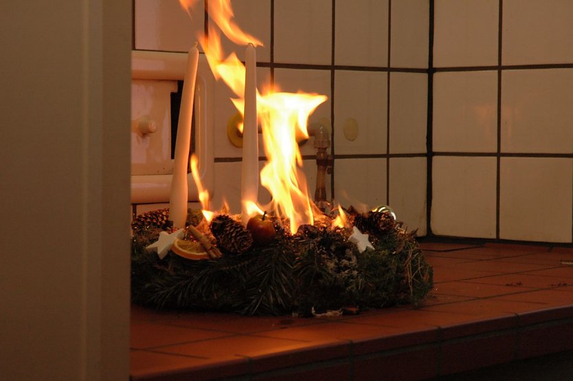 Advent, Advent ein Lichtlein brennt - Vorsicht mit Kerzenlicht zur Weihnachtszeit (Foto: T&Uuml;V Th&uuml;ringen)