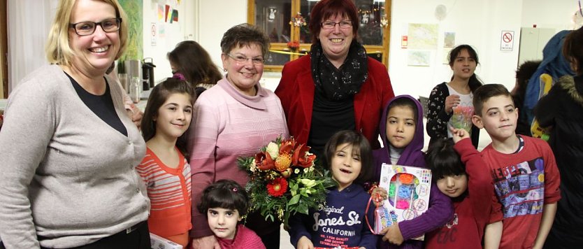Bescherung in S&uuml;lzhayn - Jutta Krauth, B&auml;rbel Sch&auml;fer, Dagmar Becker und jede Menge fr&ouml;hliche Kinder (Foto: Angelo Glashagel)
