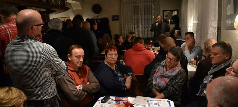 Zur ersten B&uuml;rgerversammlung der AfD in Sangerhausen kamen mehr als 100 Menschen. Die meisten von ihnen standen in einem angrenzenden Raum, blieben aber geduldig und interessiert bis zur letzten Minute. (Foto: Jochen Miche)