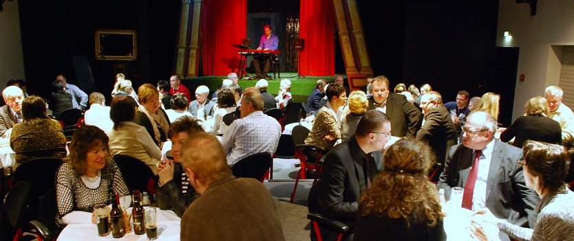 In gem&uuml;tlicher Atmosph&auml;re tauschten sich die Besucher des Eisleber Theaters &uuml;ber das gezeigte St&uuml;ck "Der Geizhals" im Speziellen und das Leben im Allgemeinen aus. (Foto: Jochen Miche)
