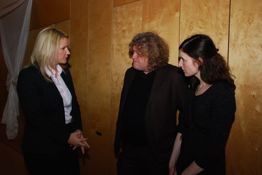 Wollen eine gute Zukunft f&uuml;r das Mansfeld-Museum Hettstedt absichern: Kurator Ralf W&uuml;rth und Veronika Mayer aus M&uuml;nchen, hier im Gespr&auml;ch mit Hettstedts Bauamtsleiterin Susanne L&ouml;bus (links). (Foto: Jochen Miche)
