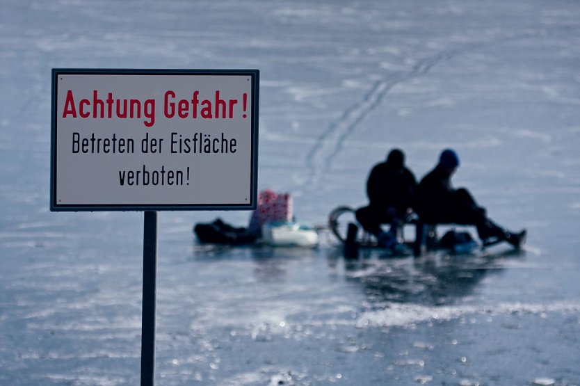 Eiseinbruch - Nordhäuser Johanniter wissen was zu tun ist (Foto: Johanniter/Stefan Kassal) Eiseinbruch - Nordhäuser Johanniter wissen was zu tun ist (Foto: Johanniter/Stefan Kassal)