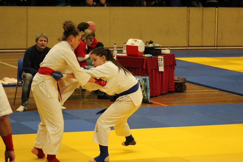 Madlen (r.,blau) bereitet sich ihre Gegnerin f&uuml;r einen Wurf vor (Foto: JuJutsu)