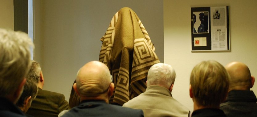 Eine Stadt verleugnet ihren Sohn, wie er einst sie verleugnet hat? Private Spekulationen zu dieser Inszenierung von Andreas Ricci im Spengler-Museum Sangerhausen. (Foto: Jochen Miche)