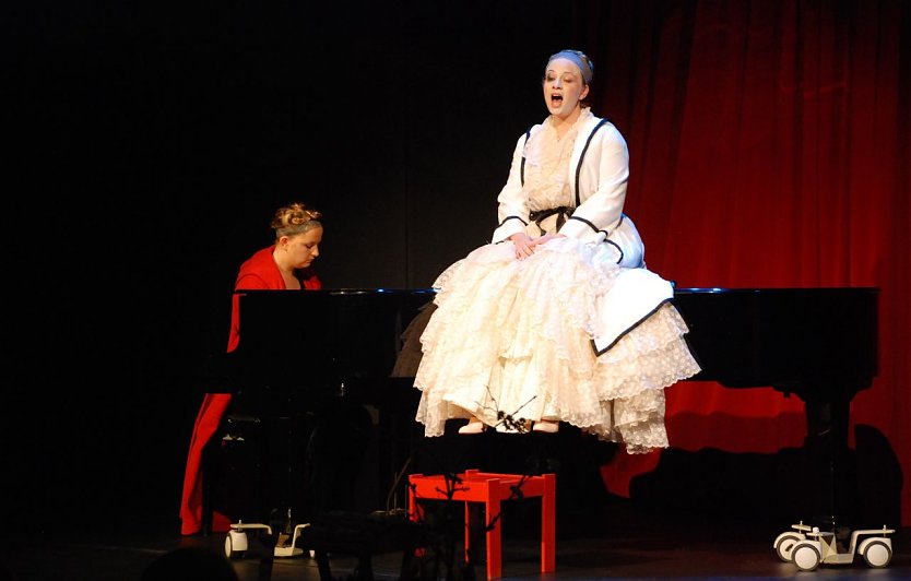 F&uuml;r einen stimmungsvollen Auftakt des Neujahrsempfangs im Theater der Kulturwerk gGmbH in Eisleben sorgten die Schauspielerinnen Michaela Dazian und Almut Liedke mit "Theater" von Katja Ebstein. (Foto: Jochen Miche)