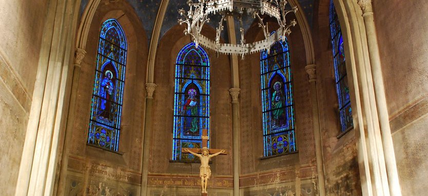 Unglaublich, was sich in Arnstedt seit Jahren tut: Viele B&uuml;rger des Ortes spenden Geld f&uuml;r die Sanierung der Kirchenfenster. Eine pr&auml;chtige Kirche ist der Lohn, &uuml;ber den sich auch die Nicht-Kirchg&auml;nger freuen. Hinter dem Erfolg stecken ihren Ort liebende Handarbeitsfrauen. (Foto: Jochen Miche)