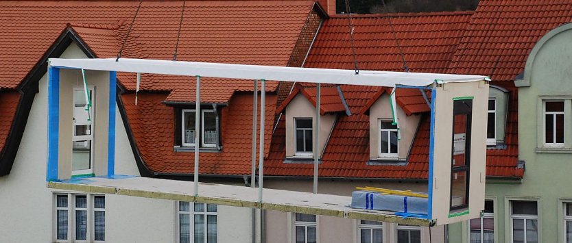 B&uuml;ro mit Aussicht. Dieses Bauteil schwebte vom Lkw hoch hinaus &uuml;ber das Ger&uuml;st, hinunter in die Reihe der bereits platzierten Module. (Foto: Jochen Miche)