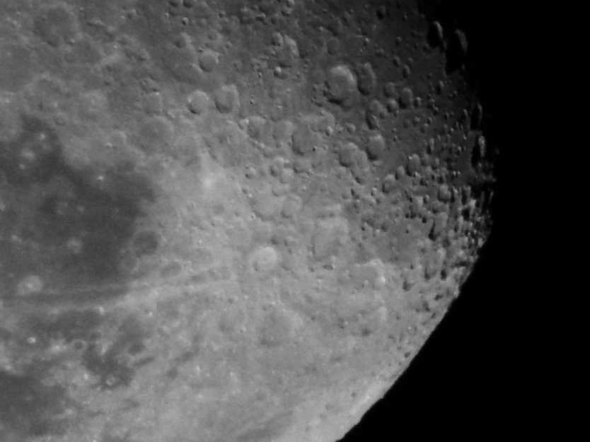 Ganz nah dran am Mond - geht auch vom Boden aus (Foto: Peter Blei)