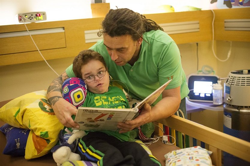  Kinderkrankenschwester  Susann Zipfel bei der Pflege des schwer kranken Leon im Kinderhospiz. (Foto: Guido Werner)