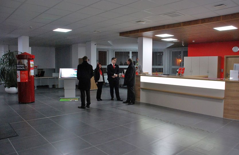 Gro&szlig;z&uuml;gig, top modern ausgestattet und nicht ohne schlichte Eleganz pr&auml;sentiert sich die Schalterhalle der Hettstedter Filiale der Kreissparkasse Mansfeld-S&uuml;dharz. (Foto: Jochen Miche)