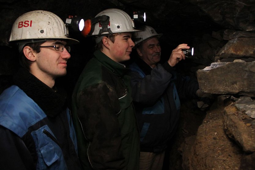 Jacob J&uuml;nemann, Robert Wilke und Ausbilder Harry Dresler im Berg (Foto: Angelo Glashagel)