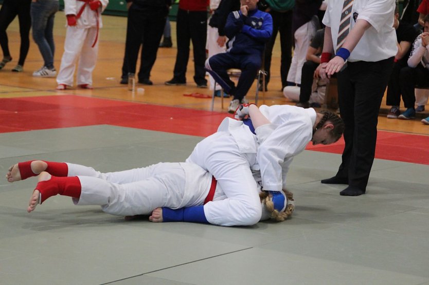 Gegnerin wird festgehalten (Foto: JuJutsu-Verein)