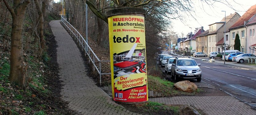 Die einzige in Hettstedt noch vorhandene Litfa&szlig;s&auml;ule steht in der Mansfelder Stra&szlig;e am Aufgang zum Klubhaus. (Foto: Jochen Miche)