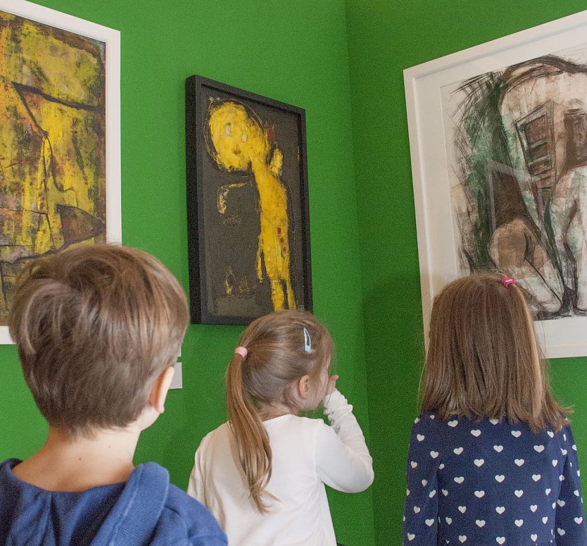 Kinder suchen ihr Lieblingsbild im Kulturhistorischen Museum Mühlhausen. (Foto: Mühlhäuser Museen) Kinder suchen ihr Lieblingsbild im Kulturhistorischen Museum Mühlhausen. (Foto: Mühlhäuser Museen)