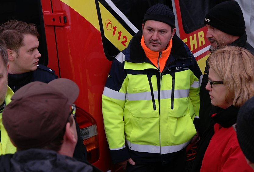 Absprachen mit dem Einsatzleiter Gerd Jung (Mitte) und B&uuml;rgermeisterin Jutta Krauth (rechts) (Foto: nnz)