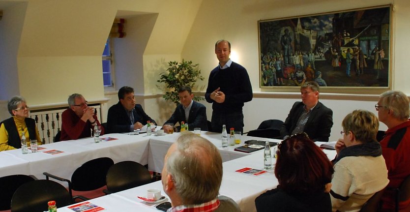 Der Europaabgeordnete Arne Lietz (stehend) neben dem Landtagsabgeordneten des Mansfelder Landes, Norbert Born (rechts) im Eisleber Hotel "Graf von Mansfeld". (Foto: Jochen Miche)