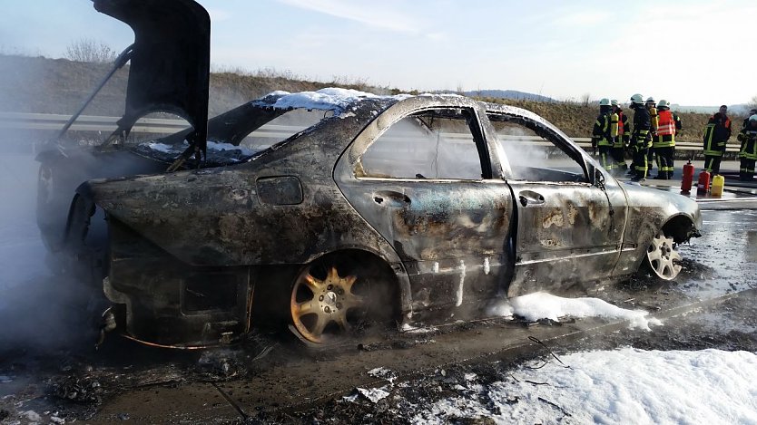 Vollsperrung auf der A38 wegen eines Fahrzeugbrandes (Foto: Feuerwehr Heilbad Heiligenstadt) Vollsperrung auf der A38 wegen eines Fahrzeugbrandes (Foto: Feuerwehr Heilbad Heiligenstadt)