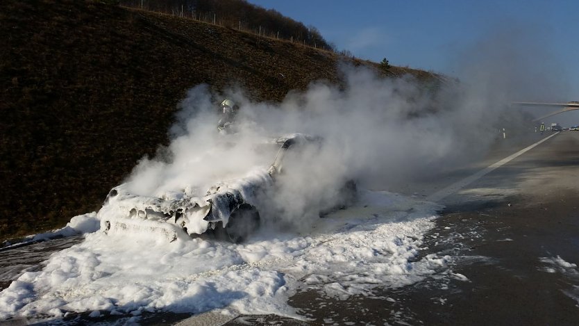 Auto abgebrannt (Foto: Feuerwehr Heiligenstadt)