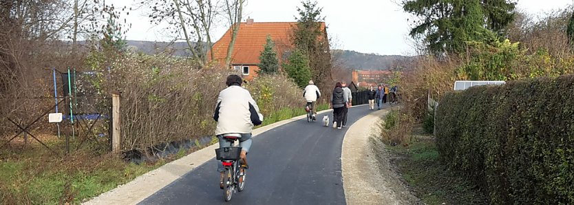 Radweg auch für Radfahrer? (Foto: Karl-Heinz Herrmann) Radweg auch für Radfahrer? (Foto: Karl-Heinz Herrmann)