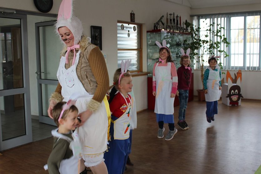 Osterhase bei FFW Sondershausen-Mitte (Foto: Karl-Heinz Herrmann) Osterhase bei FFW Sondershausen-Mitte (Foto: Karl-Heinz Herrmann)