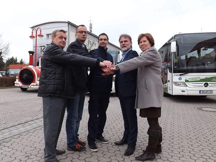Ein Blick zur&uuml;ck auf die offizielle &Uuml;bergabe der Stunden durch die Betriebsr&auml;te bei der Regionalbus GmbH in M&uuml;hlhausen. (Foto: Landratsamt)