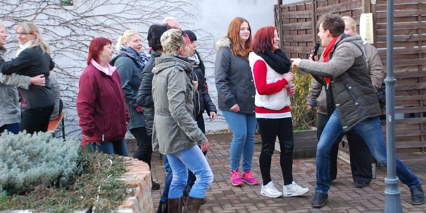 Drahtlose Mikrofone machen es m&ouml;glich: Phil Stewman mischt sich w&auml;hrend des Singens unter seine Fans. Die sind begeistert - wie im &Uuml;brigen auch das weitere Publikum. (Foto: Jochen Miche)