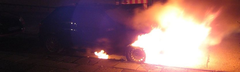 Zwei Fahrzeuge brannten (Foto: Feuerwehr Bleicherode)