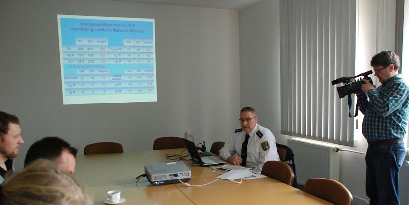 Das Medieninteresse an den Unfallzahlen des vergangenen Jahres war gro&szlig;. Im Bild: Ralf Haiasch, Chef des regionalen Fernsehsenders PunktUm, schaut Polizeihauptkommissar Olaf Venohr bei der Erl&auml;uterung der Unfallstatistik &uuml;ber die Schulter. (Foto: Jochen Miche)