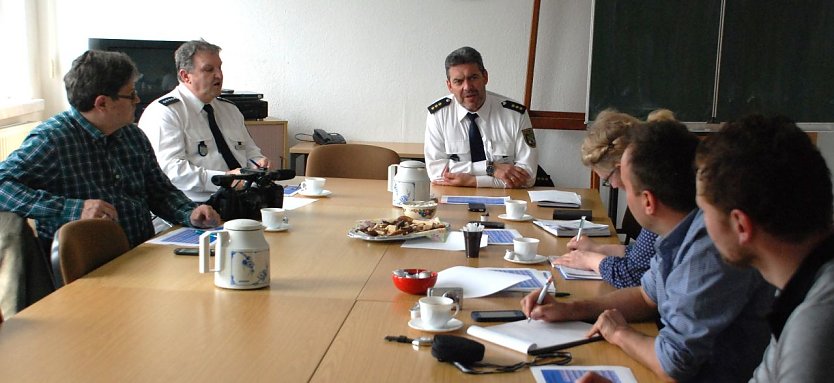 Auswertung der Verkehrsunfallstatistik 2015. Im Bild 2. v. l. Heiko Prull, Pressesprecher des Polizeireviers Mansfeld-S&uuml;dharz, in der Mitte der Leiter des Polizeirevieres, Polizeidirektor Thomas Aust. (Foto: Jochen Miche)