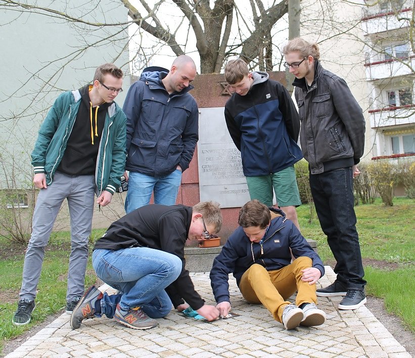 Die Stolpersteine gl&auml;nzen wieder - dank der Sch&uuml;ler der K&auml;the-Kollwitz Schule (Foto: Alexander Gauck)