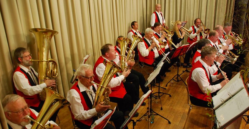 Frisch aufgespielt: Die Original Dippelsbacher Musikanten erfreuten ihr Publikum. (Foto: Jochen Miche)