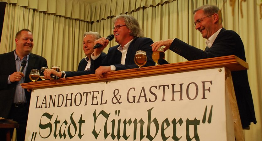 Gut aufgelegte Gespr&auml;chsrunde. Von links: Wolfgang Borchert, Klaus Wowereit, Jens Bullerjahn und Michael Platzeck. (Foto: Jochen Miche)