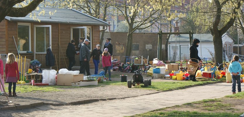 Frühjahrsputz im Montessori Kinderhaus (Foto: Sabine Dreßler) Frühjahrsputz im Montessori Kinderhaus (Foto: Sabine Dreßler)