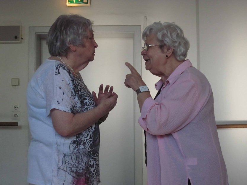 Siehste, nun redest du doch &uuml;bers Wetter, schimpft Margot (re.) mit Elsa (Foto: Evelyn Lange)