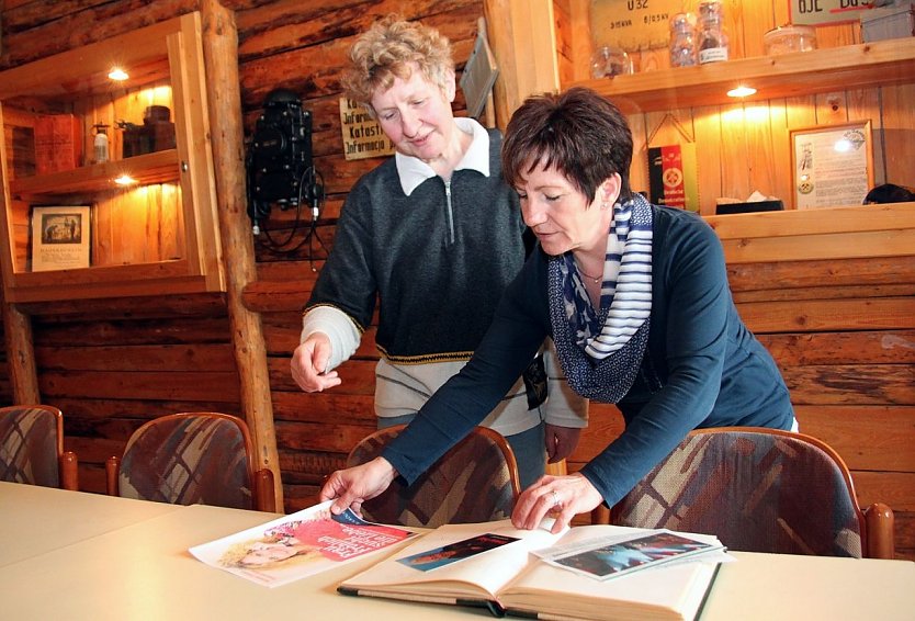 Marion Ebel (links im Bild) mit Sabine Randel, Gesch&auml;ftsf&uuml;hrerin des Heimat- und Fremdenverkehrsverbandes Bleicher&ouml;der Berge - Hainleite e.V., der als Tr&auml;ger am Programm mitwirkt (Foto: Pressestelle Landratsamt)