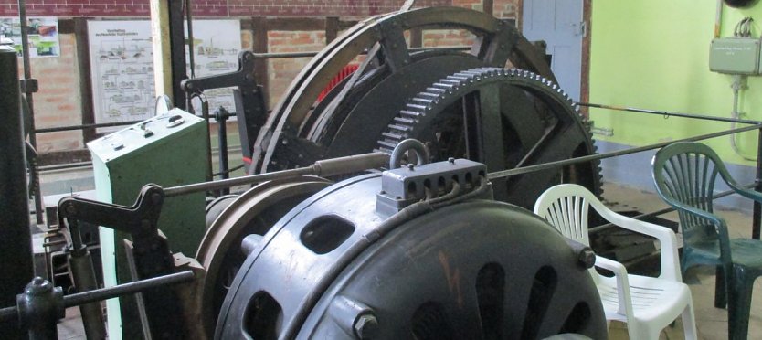 Blick in die Maschinenhalle des Schmidschachtes Helbra. K&uuml;nftig soll man den Stuhl oder eine Bank auch drau&szlig;en unter eine Linde stellen, die Aussicht genie&szlig;en und &uuml;ber die Geschichte des Bergbaus und H&uuml;ttenwesens nachdenken und diskutieren k&ouml;nnen. (Foto: Bj&ouml;rn Pazak)