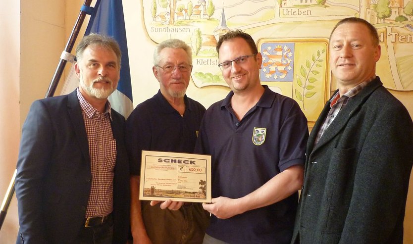 &Uuml;bergeben (Foto: Pressestelle)