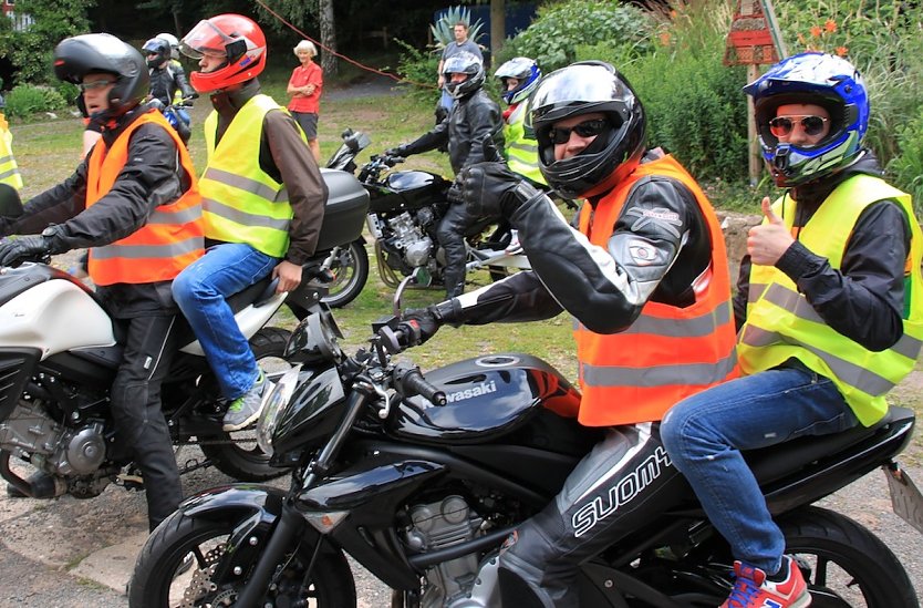 F&uuml;r einen ganzen Tag &uuml;bernimmt ein Biker die Patenschaft f&uuml;r seinen jugendlichen Sozius, der in Wohngemeinschaften des JugendSozialwerk Nordhausen lebt. Oft erwachsen daraus engere Beziehungen &uuml;ber den Tour-Tag hinaus. &Uuml;ber das Fachsimpeln zum Bike, Trike oder Quad erreichen die Gespr&auml;che oft auch Themen, die das Leben allgemein betreffen (Foto: Sylvia Spehr)