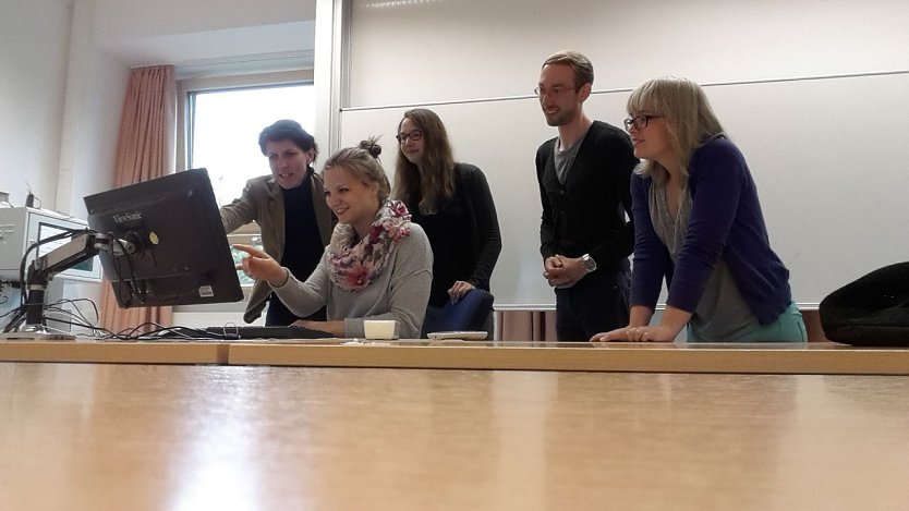 Das Projektteam HandsOf.Me bespricht mit Dr. Manuela Kahle erste Ideen. (Foto: Tina Bergknapp)