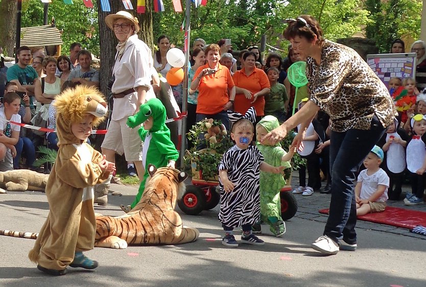 Kindervilla-Kinder begeisterten ihre G&auml;ste zum Stra&szlig;enfest (Foto: Kindervilla Bad Frankenhausen)