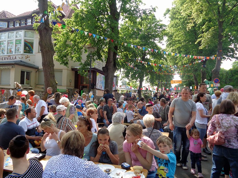 Kindervilla-Kinder begeisterten ihre G&auml;ste zum Stra&szlig;enfest (Foto: Kindervilla Bad Frankenhausen)