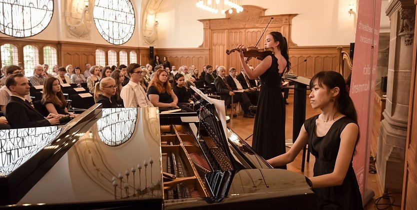 Die sachsen-anhaltischen Bundessieger beim Wettbewerb Jugend musiziert wurden im Ludwig-Wucherer-Saal der IHK-Halle-Dessau geehrt. Die Violinistin Hilde Jentsch (13) aus Schkopau hat einen ersten Platz belegt und beeindruckte das Publikum, am Fl&uuml;gel begleitet von Miho Oki. (Foto: IHK Halle-Dessau (Abraham))