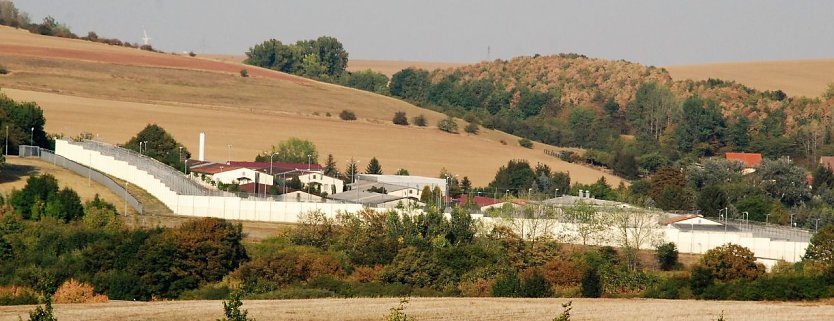 Die Justizvollzugsanstalt Volkstedt aus Richtung Helbra gesehen. (Foto: Jochen Miche)