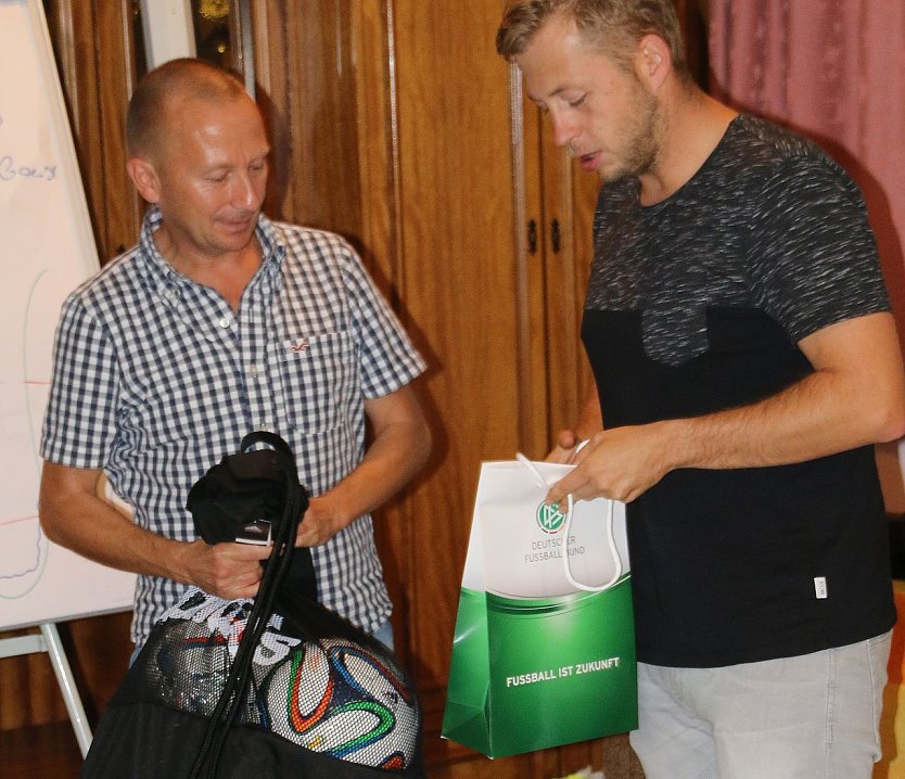 Spiel- und Trainingsb&auml;lle &uuml;berreicht (Foto: privat)