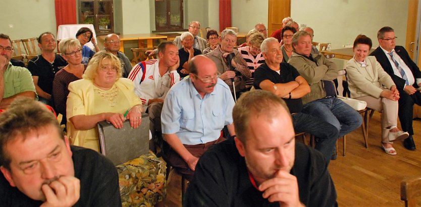 Etwa 30 Besucher nahmen an der Sitzung im Gerbstedter Ratssaal teil. Dies ist der Augenblick, als "Pro Baum"-Chef Peter Frobel (vorn Mitte) gesagt bekommt, dass er nicht reden d&uuml;rfe, weil er dies nicht zuvor beantragt habe. (Foto: Jochen Miche)