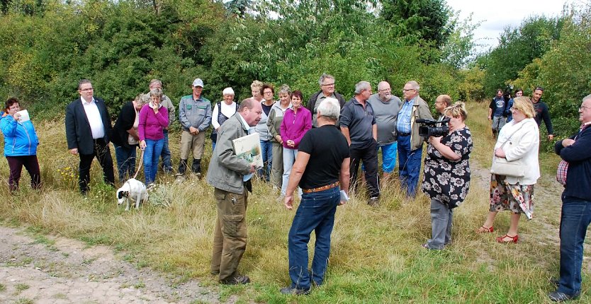 Vor-Ort-Termin in Thondorf am 11. August 2016. Vorn links Peter Frobel im Gespr&auml;ch mit Hartmut Fricke. F&uuml;r das gro&szlig;e Medieninteresse spricht die Teilnahme mehrerer Fernsehsender, darunter PunkUm-TV aus Hettstedt (vorn rechts). (Foto: Jochen Miche)