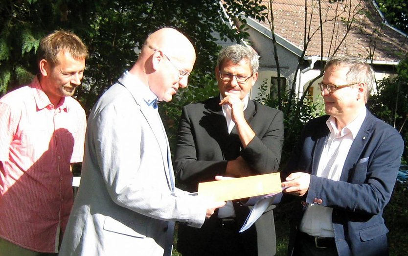 F&ouml;rderbescheid &uuml;bergeben (Foto: R. Englert)